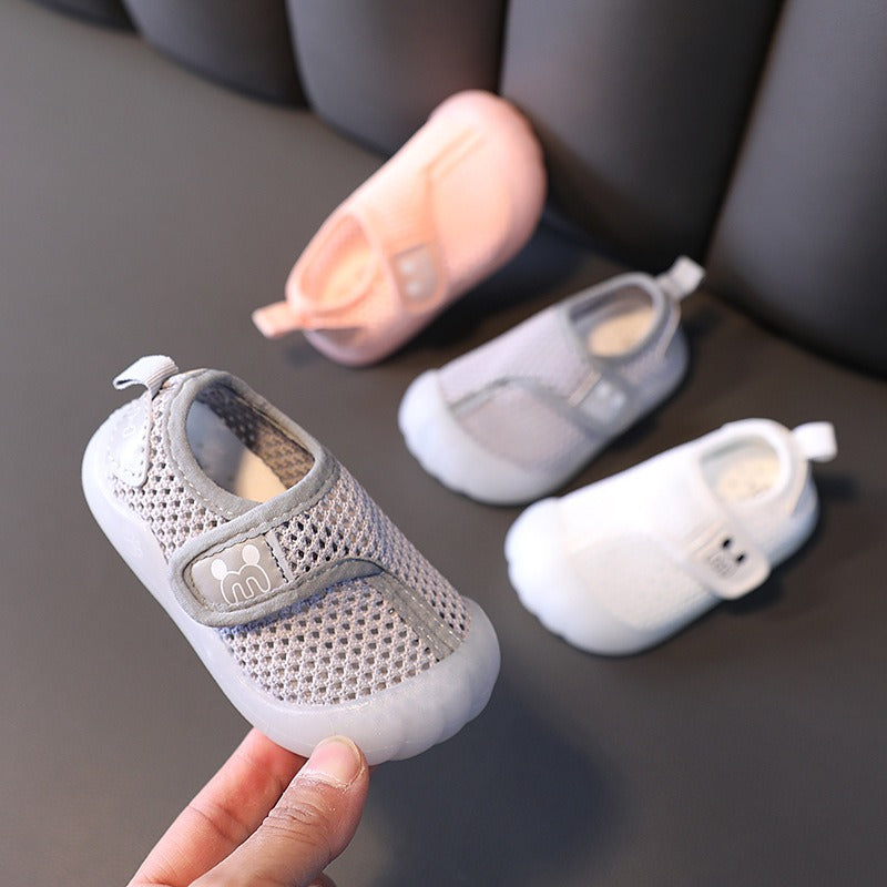 → Alt: Close-up of soft soles on Children’s Sports Shoes for toddlers