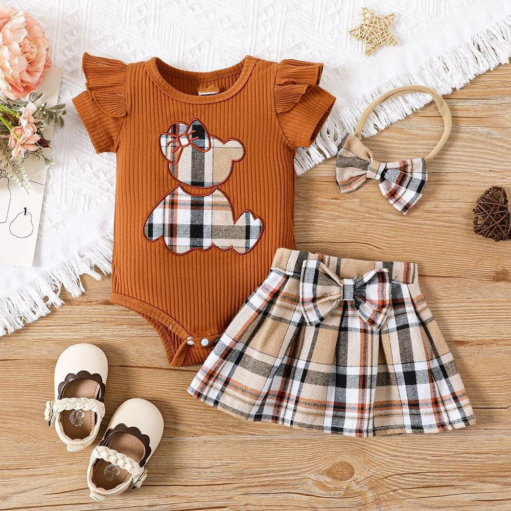 <img src="image3.jpg" alt="Newborn baby girl summer style – Adorable breathable clothing for warm weather">
