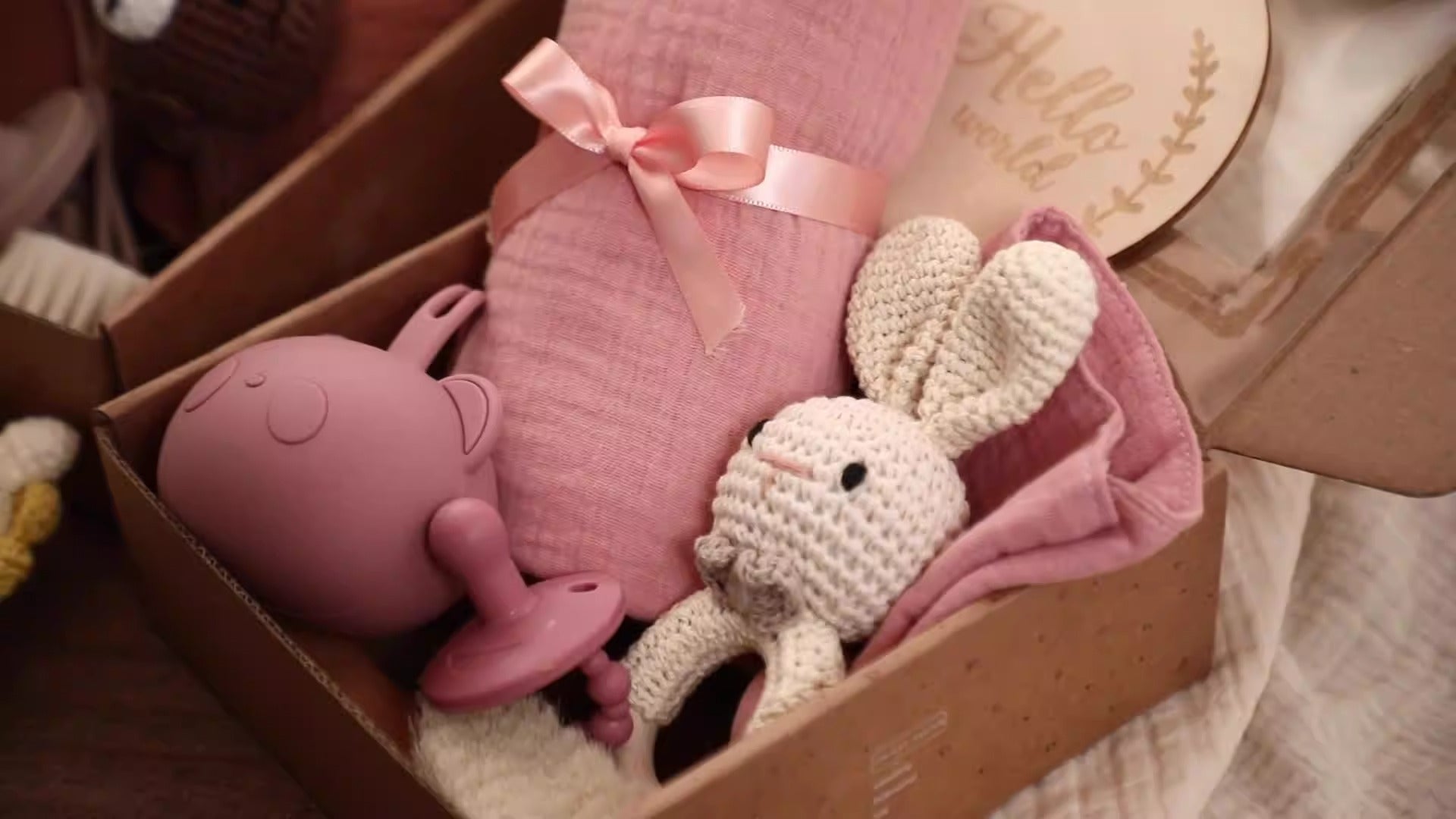 → Alt: Infant Bath and Care Set packaging for gifting newborns